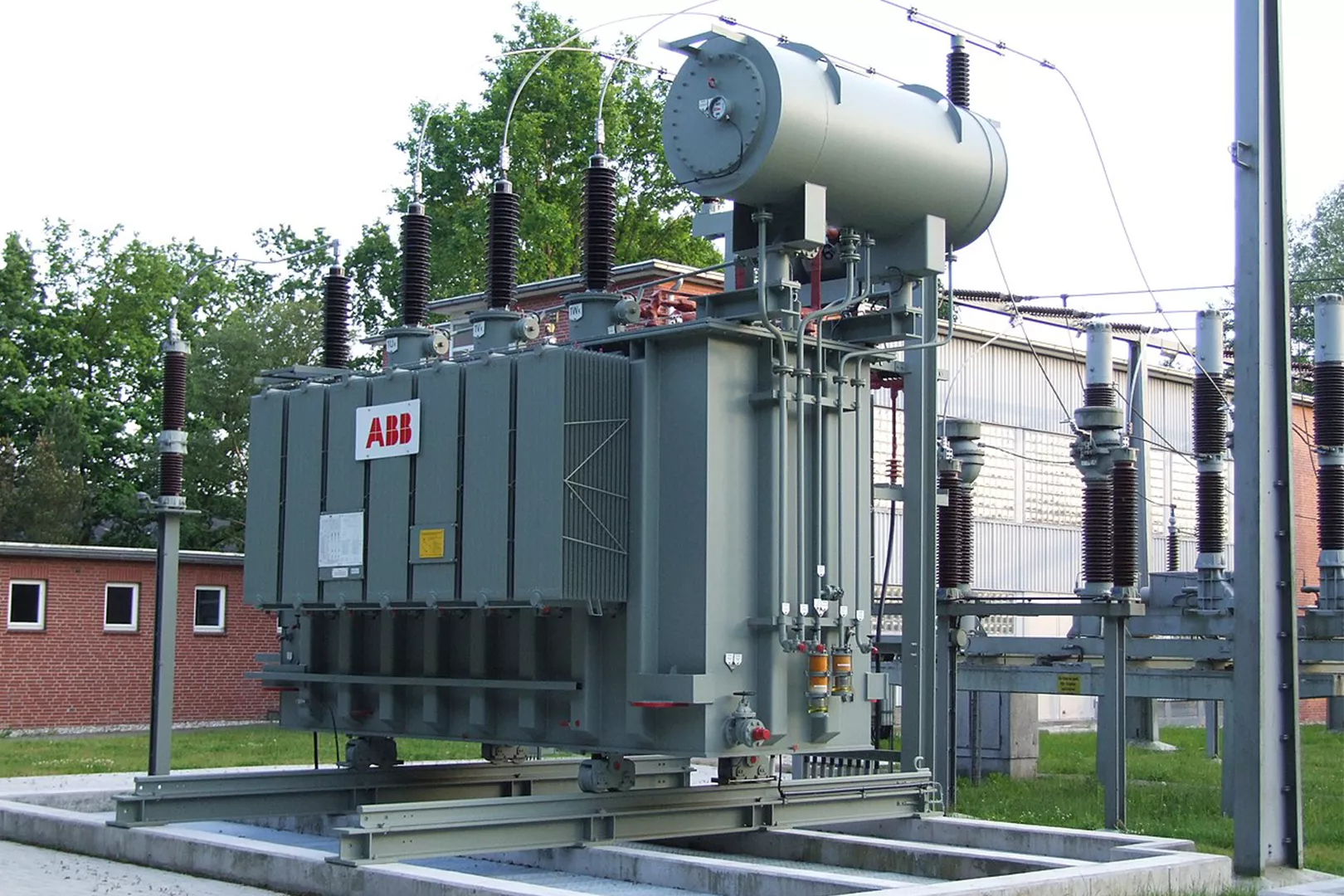 Transformator_z_konserwatorem-PhotoCredit-JohannH.Addicks-via-Wikicommons